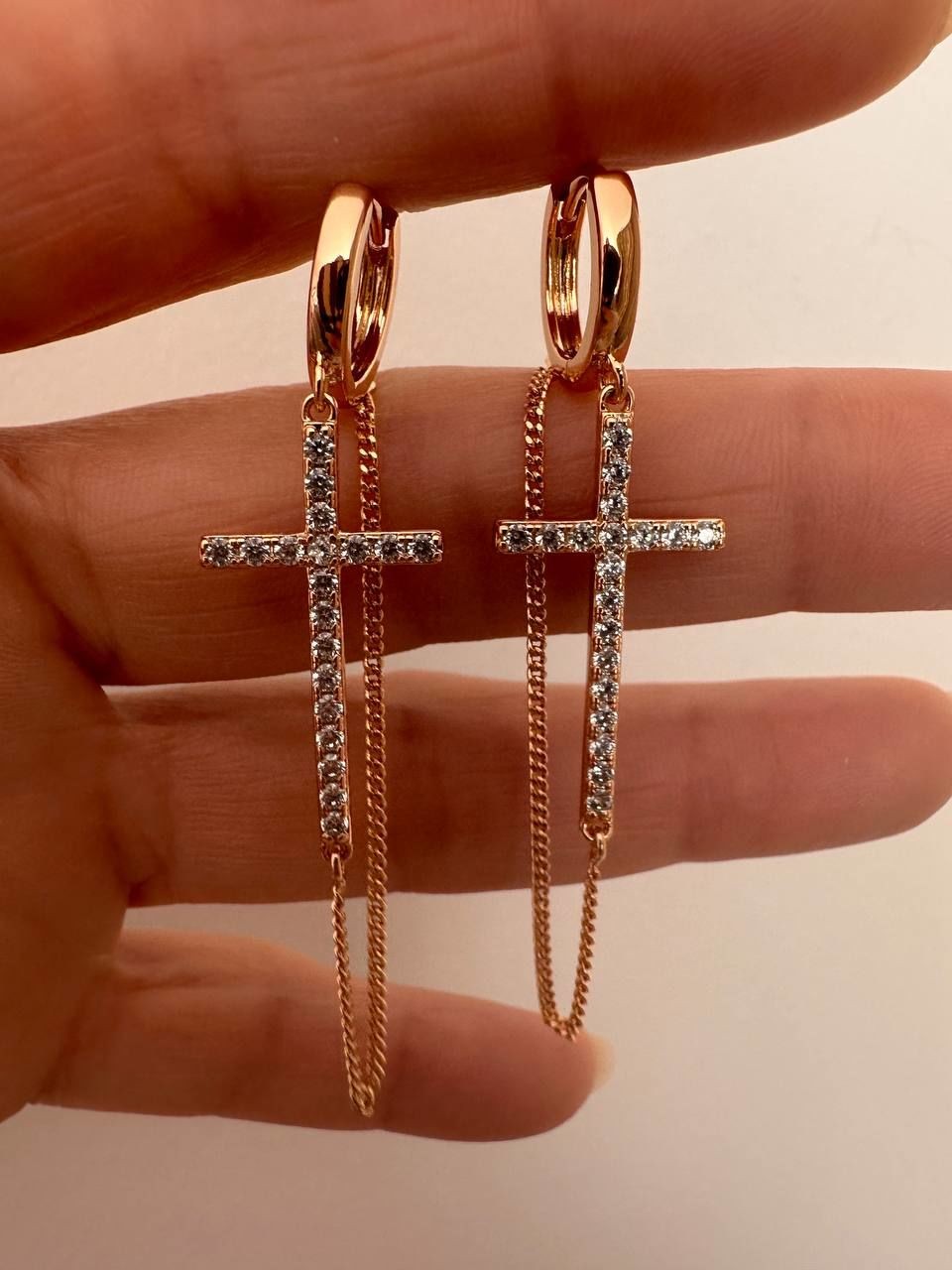 Vip Çelik Gold Renk Zirkon Taş Antialerjik Haç Figürlü Sallantılı Halka Küpe Genişlik 1,3 cm. Uzunluk 6 cm.