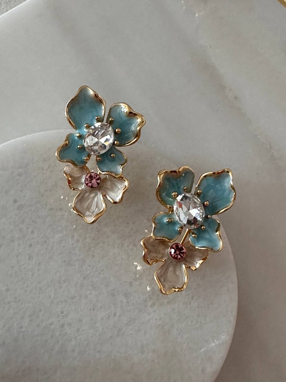 Gold Renk 925 K Gümüş Kaplama Zirkon Taşlık Çiçek Figürlü Küpe Genişlik 2,5 cm. Uzunluk 4 cm.
