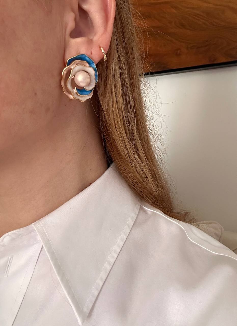 Vip Seri Gold Renk Rodyum Kaplama Mineli Cam İnci Detaylı Çiçek Figürlü Tasarım Küpe En Boy 2,5 cm.