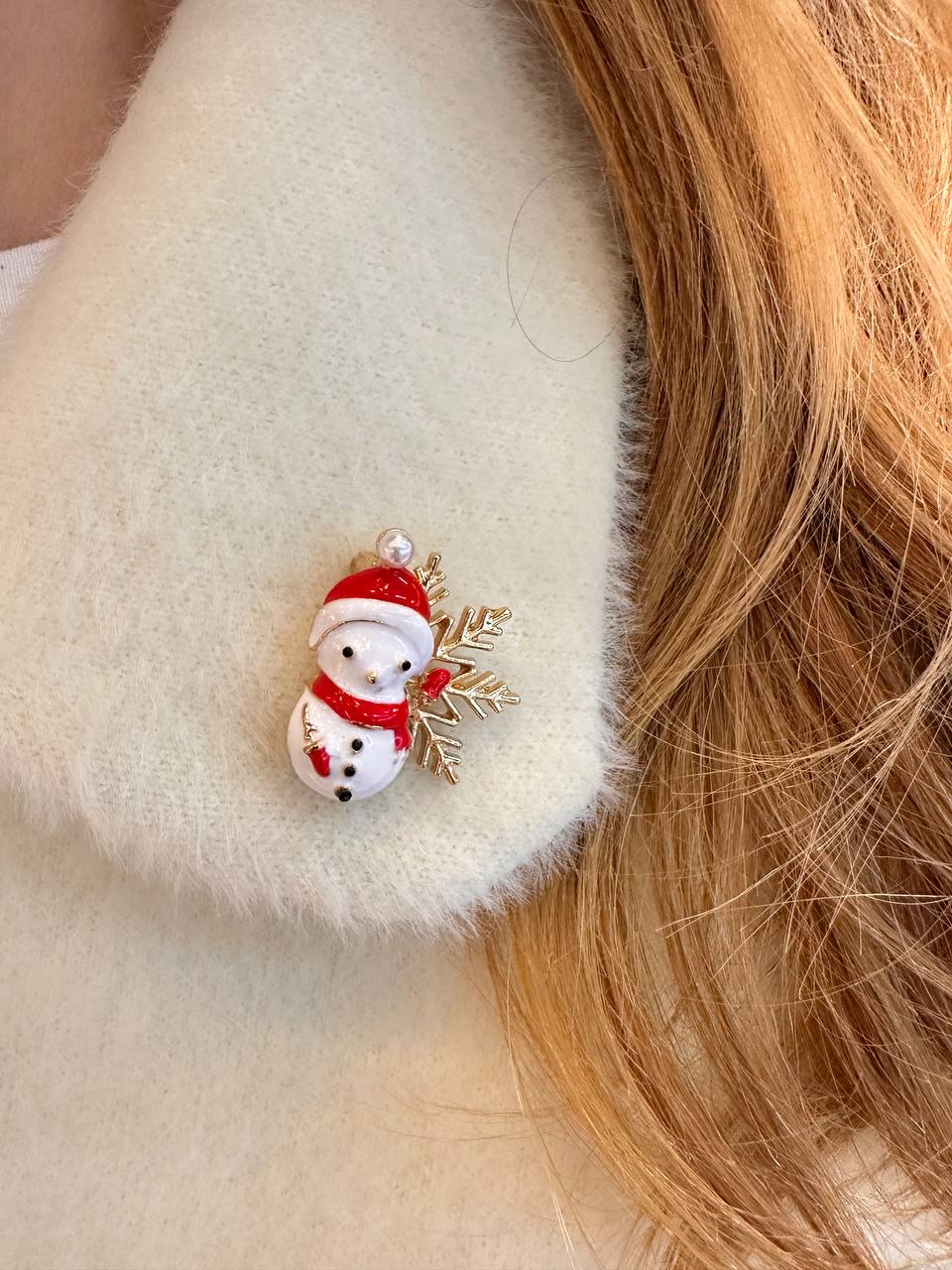 Metal Gold Renk İnci Detaylı Kardan Adam Figürlü Yılbaşı Temalı Broş / Yaka İğnesi Uzunluk 3 cm.