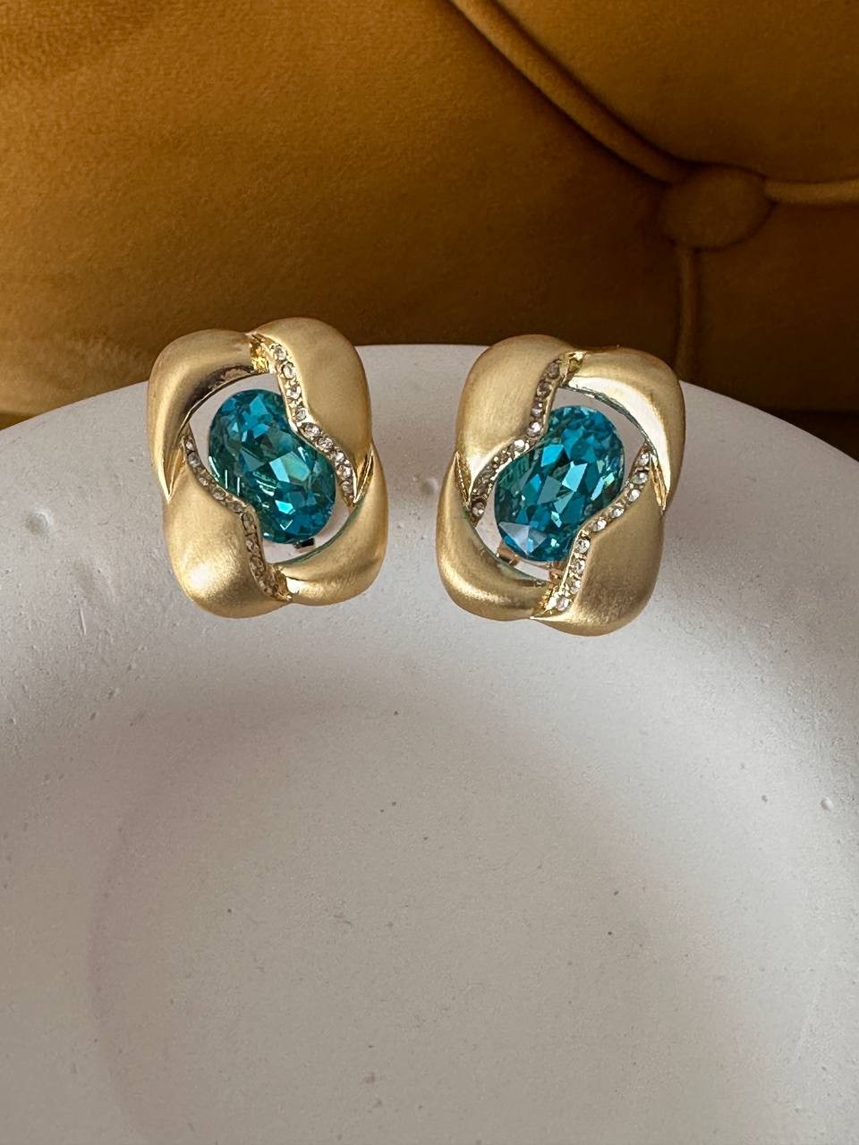 Vip Çelik Gold Renk Turkuaz Zirkon Taşlı Lazer Kesim Premium Seri Özel Tasarım Küpe Genişlik 2 cm. Uzunluk 2,5 cm.
