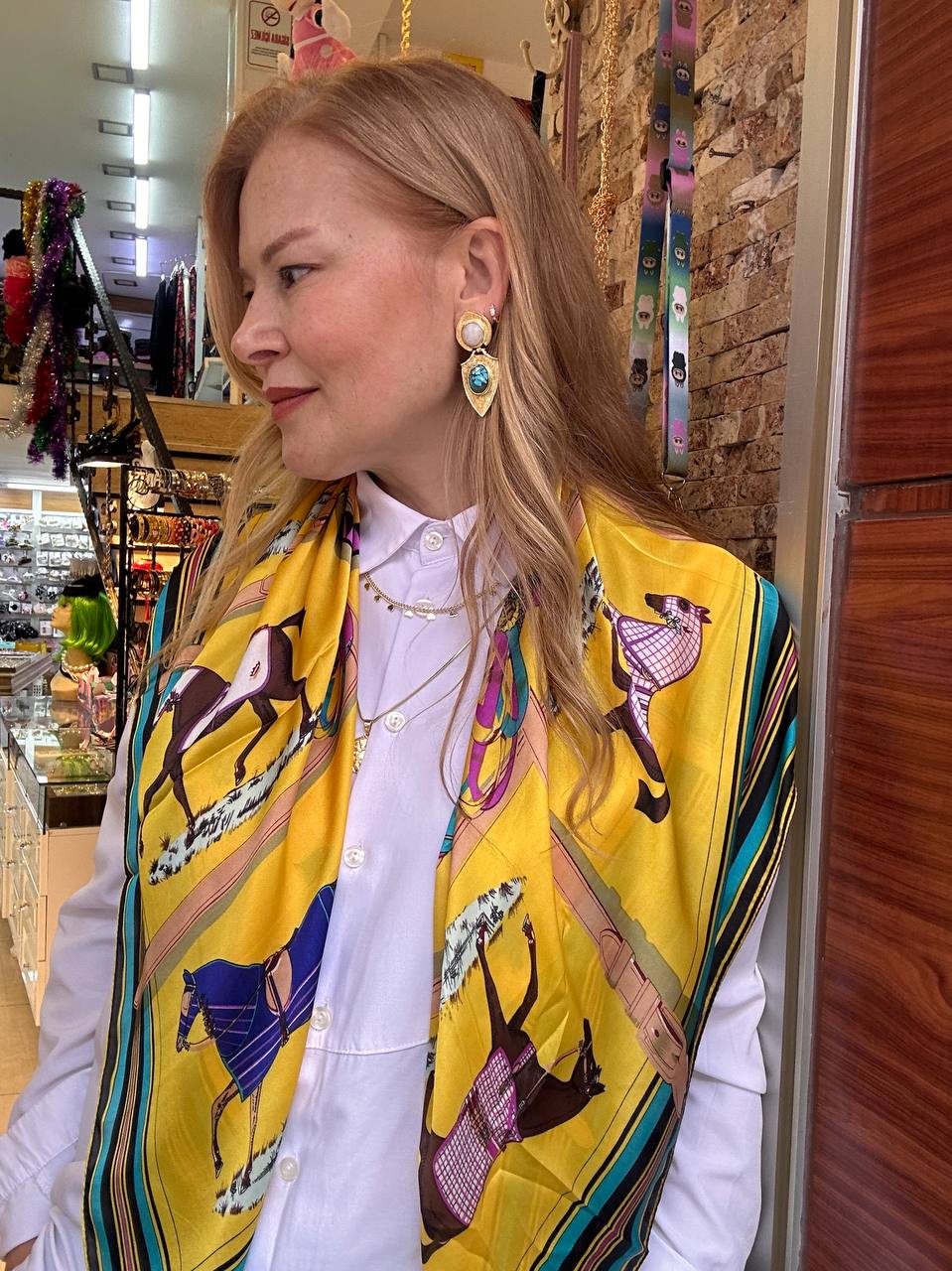 Renkli Desenli İpek Saten Kumaş At Figürlü Fular 90 cm. x 90 cm.