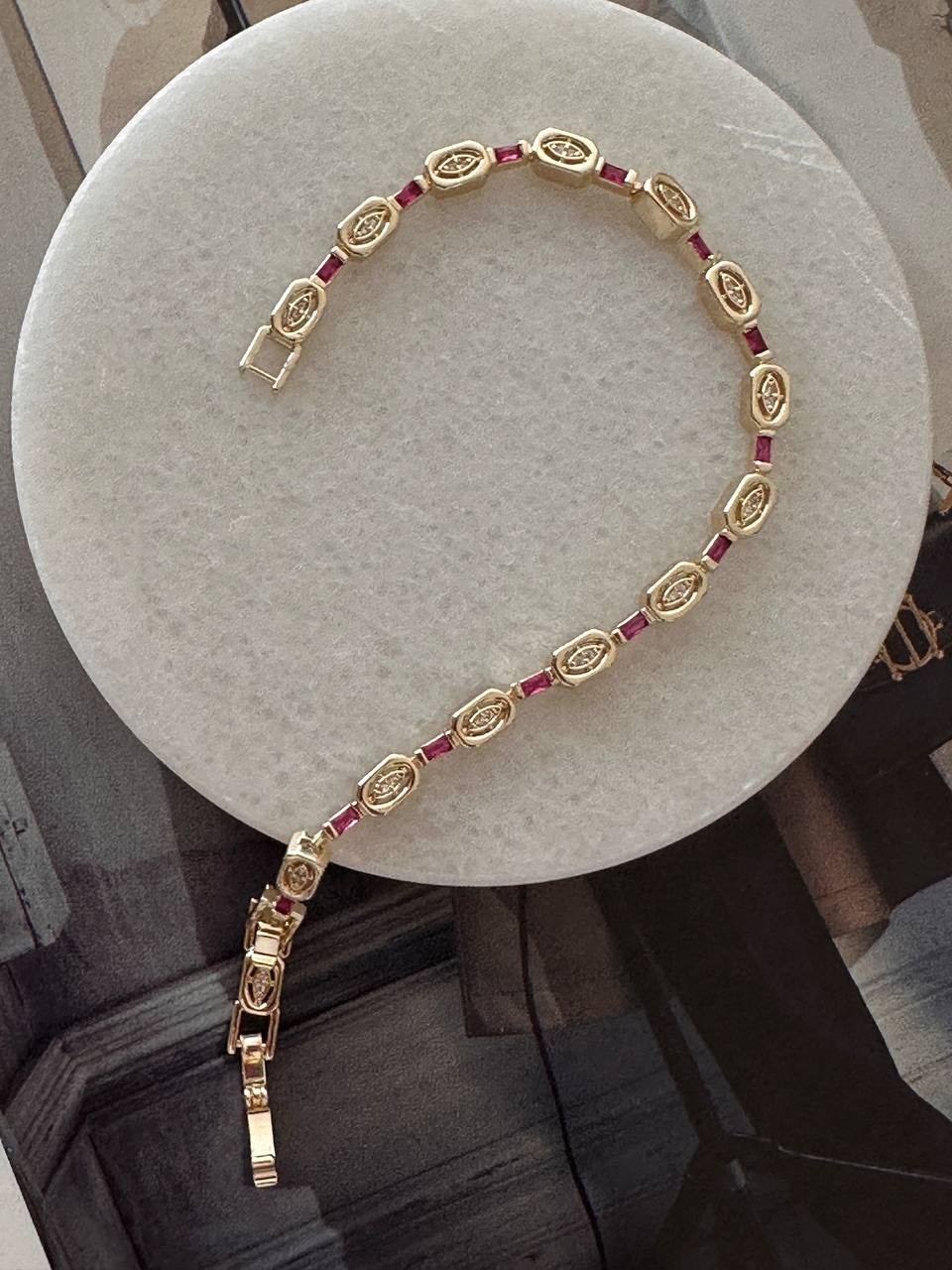 Gold Renk Zirkon Pembe ve Beyaz Taşlı Vip Seri Rodyum Kaplama Bileklik Uzunluk 16,5 cm. Ek Klipsle 18 cm.