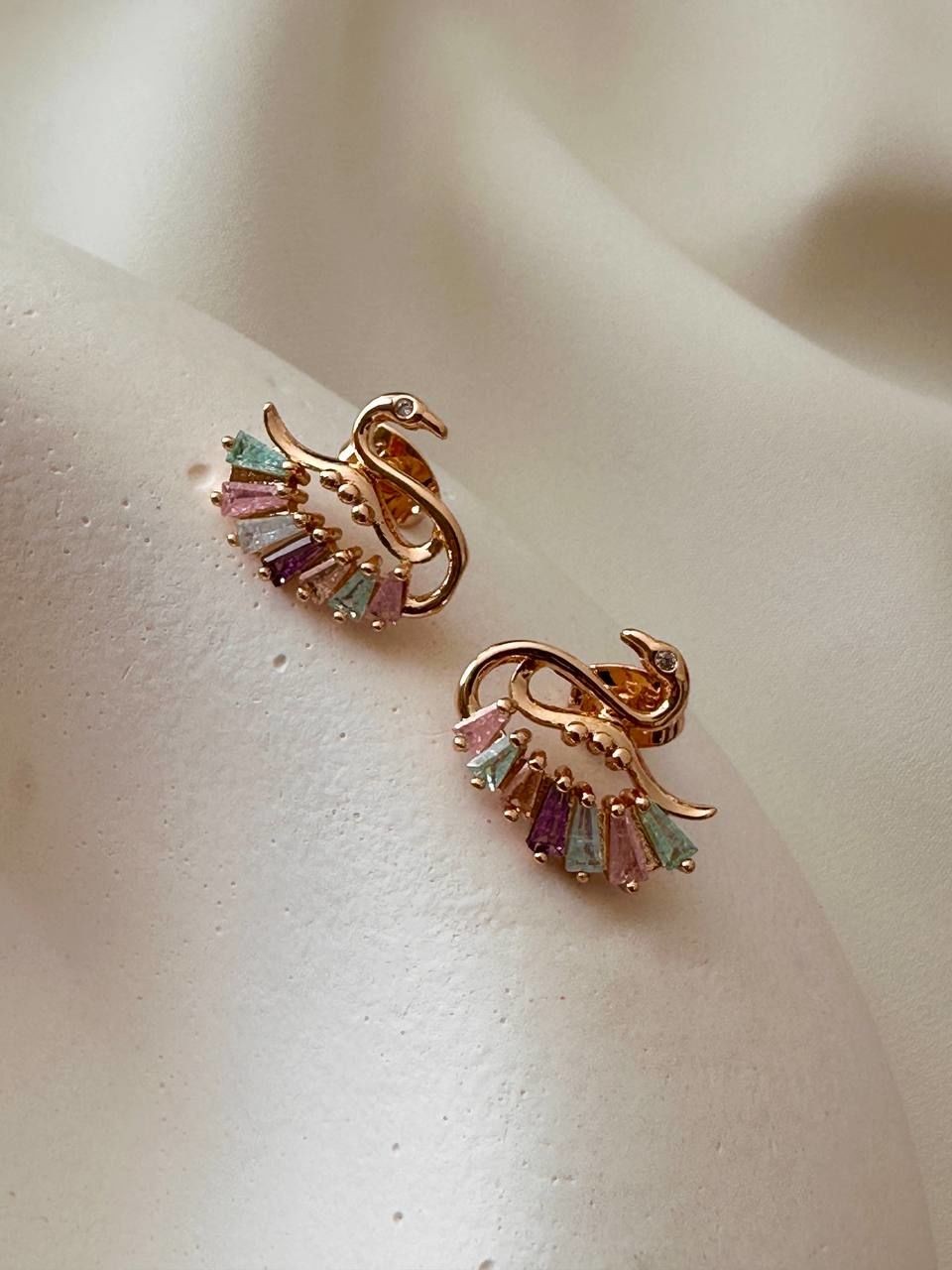 Vip Çelik Gold Renk Zirkon Renkli Taş Kuğu Figürlü Küpe En Boy 1,5 cm.