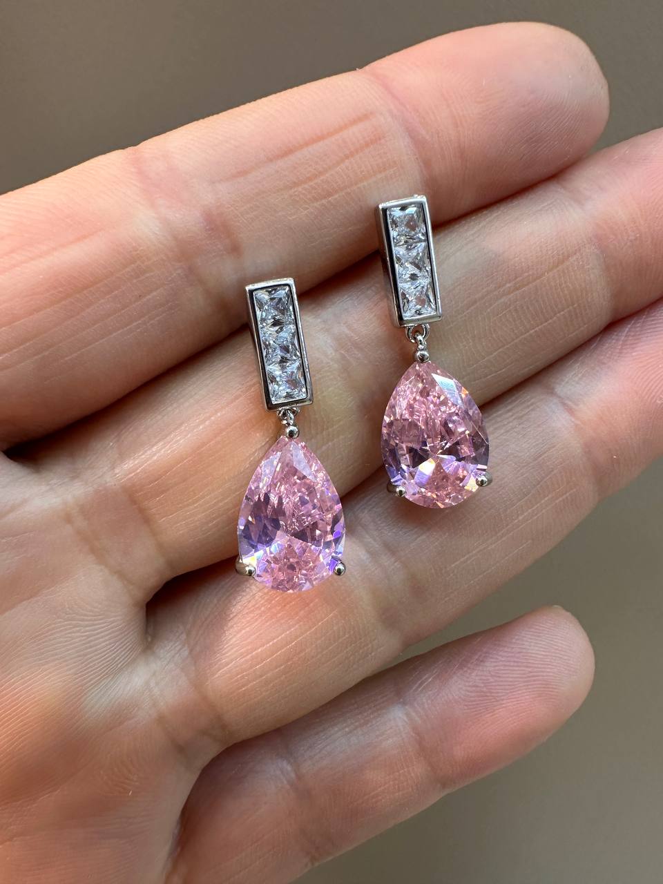 Vip Seri Gümüş Renk 925 K Gümüş Kaplama Zirkon Beyaz ve Pembe Damla Taş Sallantılı Küpe Uzunluk 2,5 cm.