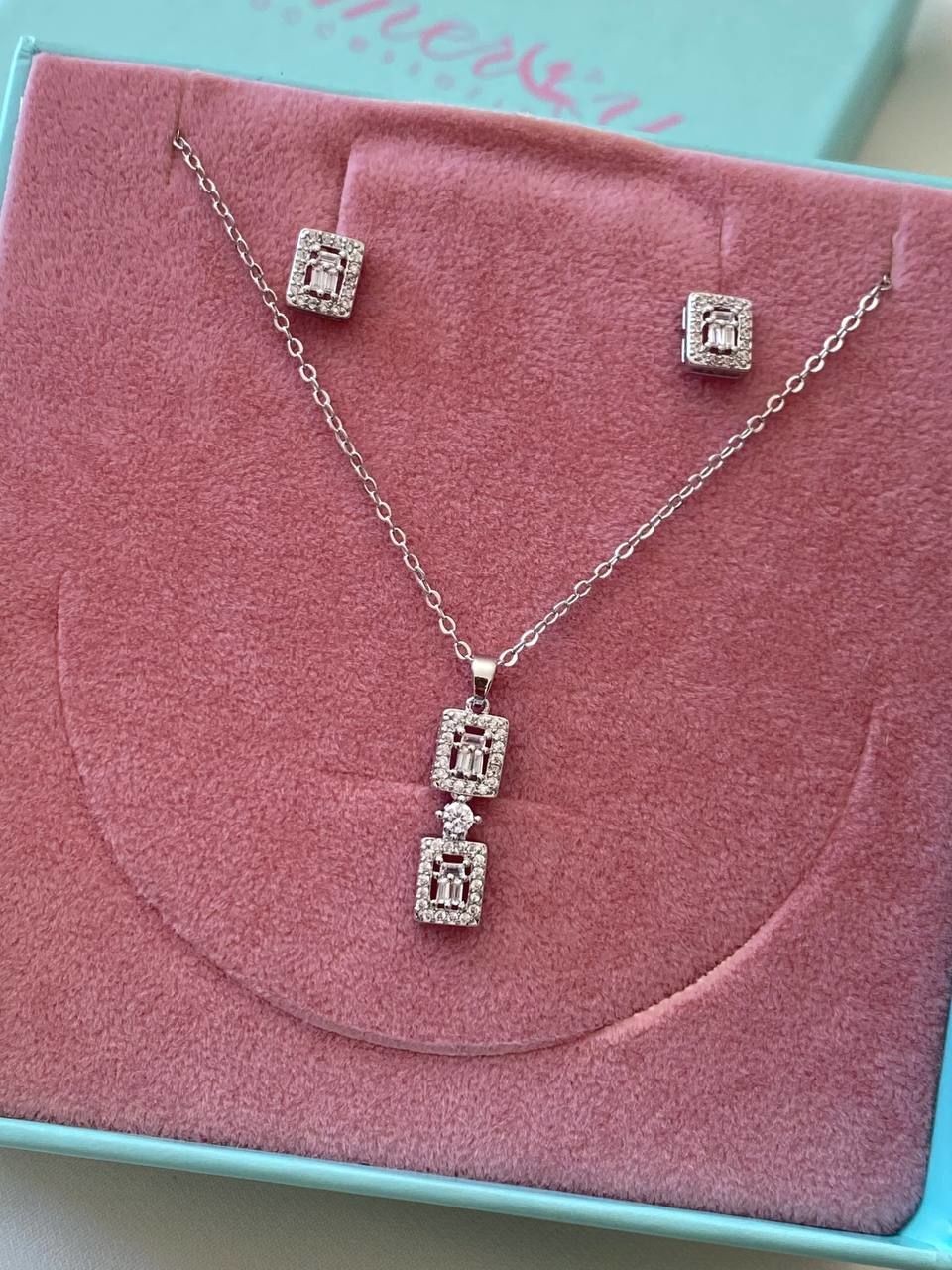 Platin Renk Rodyum Kaplama Zirkon Baget Taş Kolye Küpe Set Takım Uzunluk 45 cm. Uç Uzunluk 2 cm.