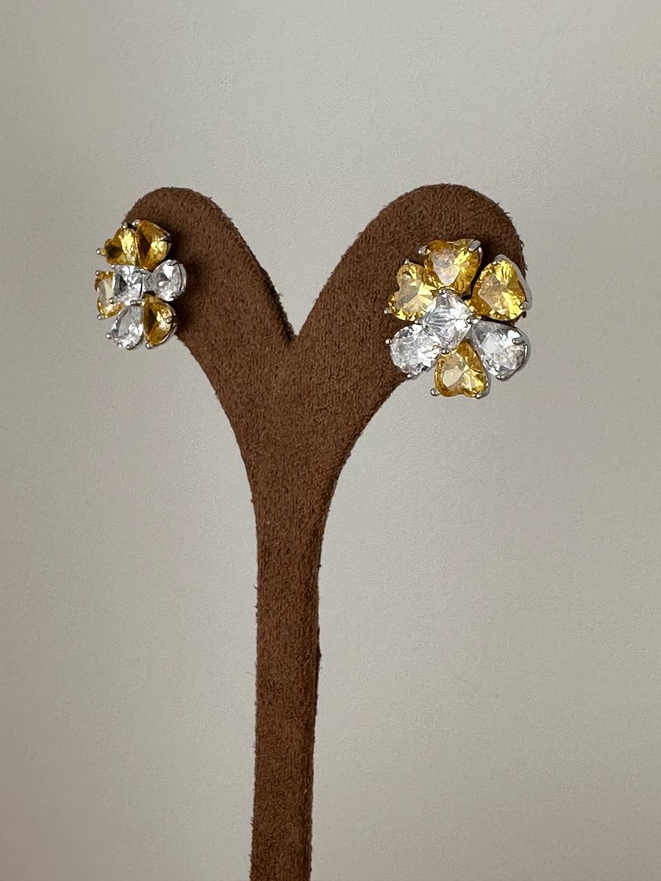 Vip Seri Gümüş Renk 925 K Gümüş Kaplama Zirkon Beyaz ve Sarı Taşlı Çiçek Figürlü Küpe Genişlik 1,5 cm.