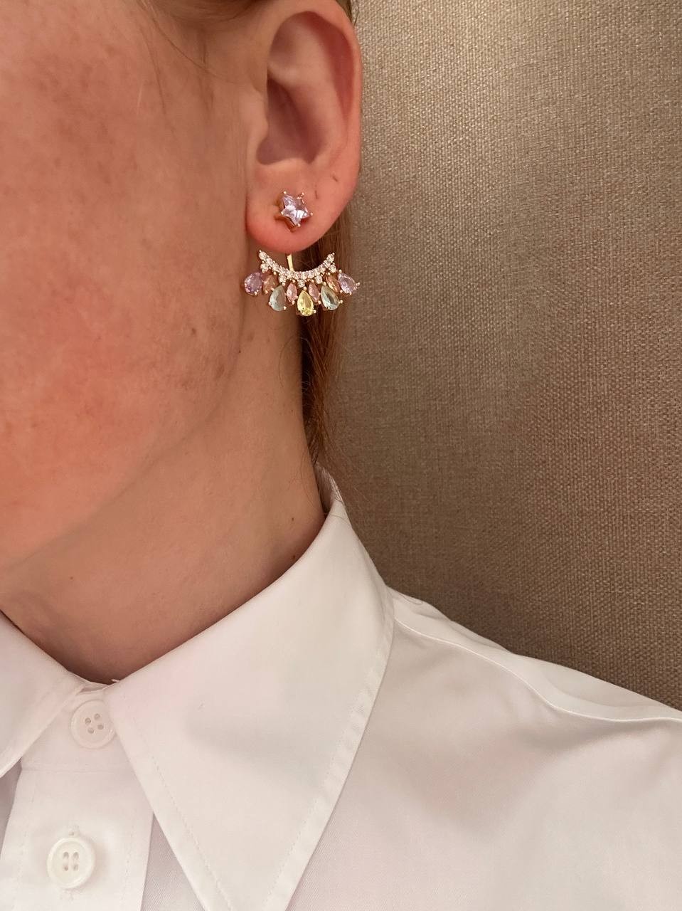 Vip Seri Gold Renk Zirkon Renkli Taşlı Yıldız Detaylı Rodyum Kaplama Küpe Genişlik 3 cm. Uzunluk 2,5 cm.