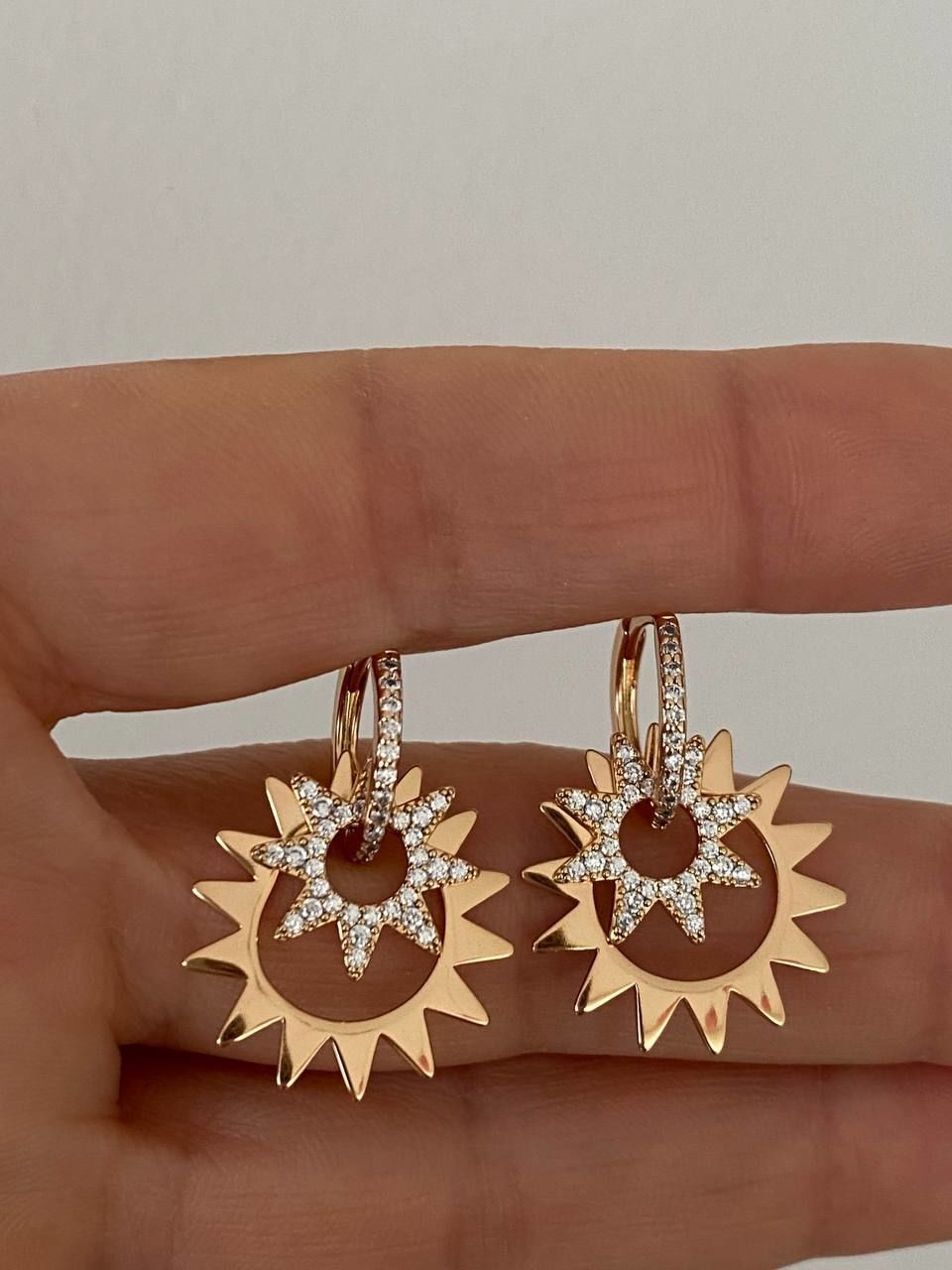 Vip Çelik Gold Renk Zirkon Taş Antialerjik Sallantılı Halka Küpe Genişlik 1,3 cm. Uzunluk 2 cm.