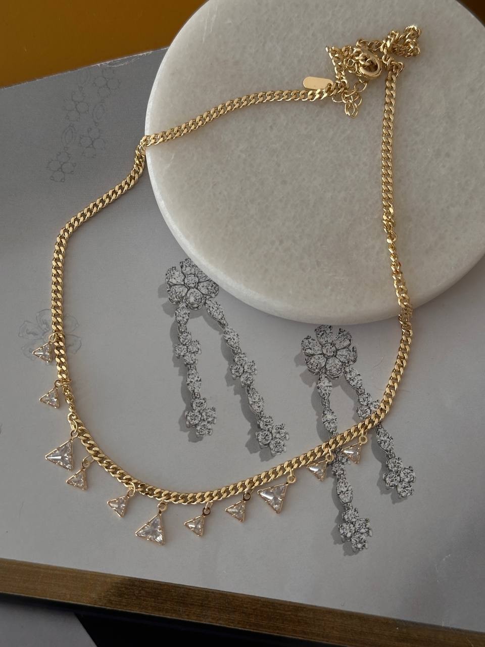 Vip Çelik Gold Renk Sıralı Üçgen Zirkon Taşlı Antialerjik Zincir Kolye Uzunluk 45 cm. 50 cm.