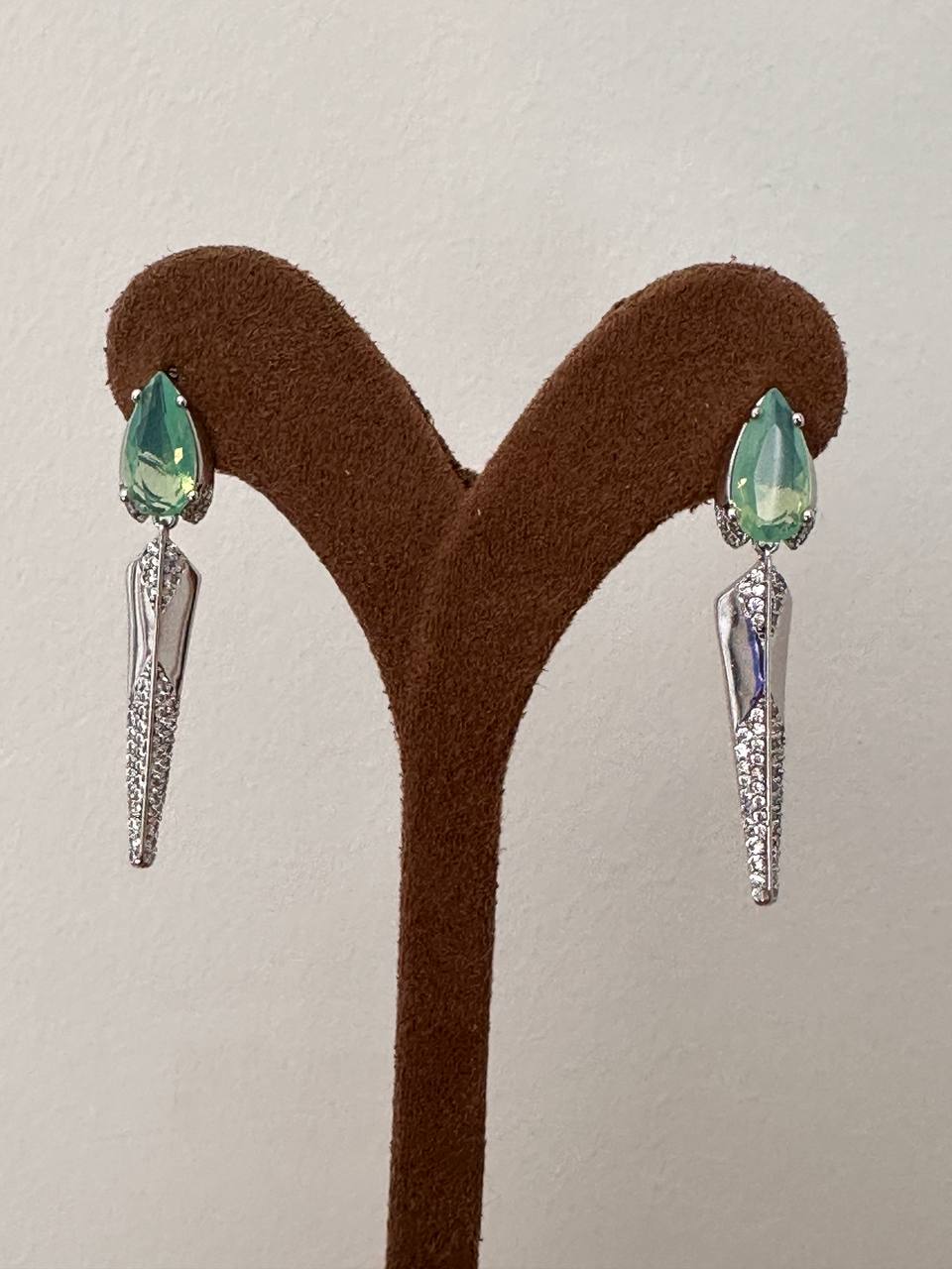 Vip Çelik Gümüş Renk Zirkon Açık Yeşil ve Beyaz Taşlı Antialerjik Sallantılı Tasarım Küpe Uzunluk 4 cm.