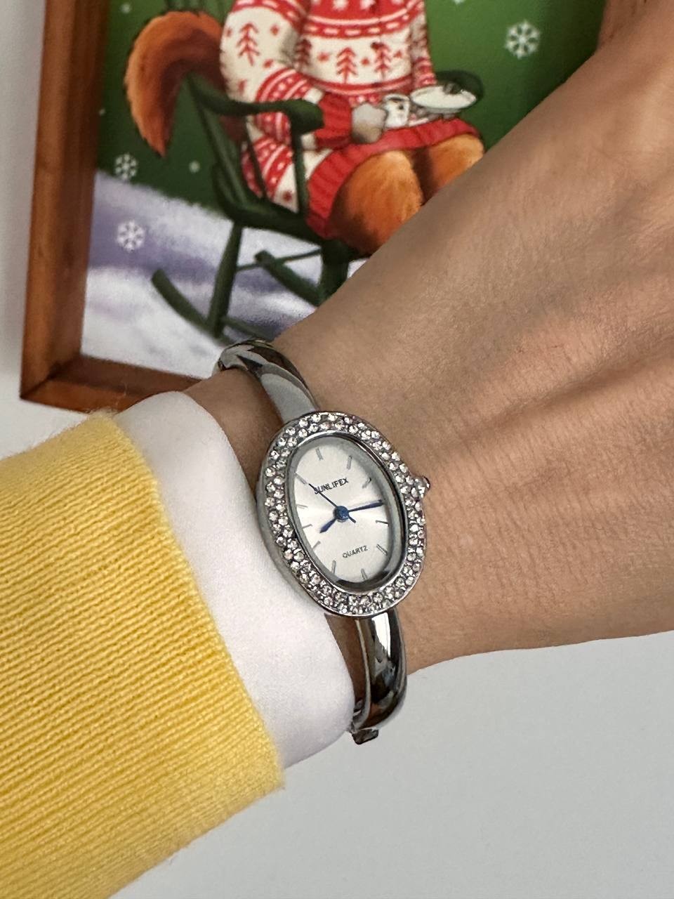 Paslanmaz Çelik Gümüş Renk Kristal Taşlı Beyaz Kadranlı Kelepçe Model Kadın Kol Saati Genişlik 5,5 cm.