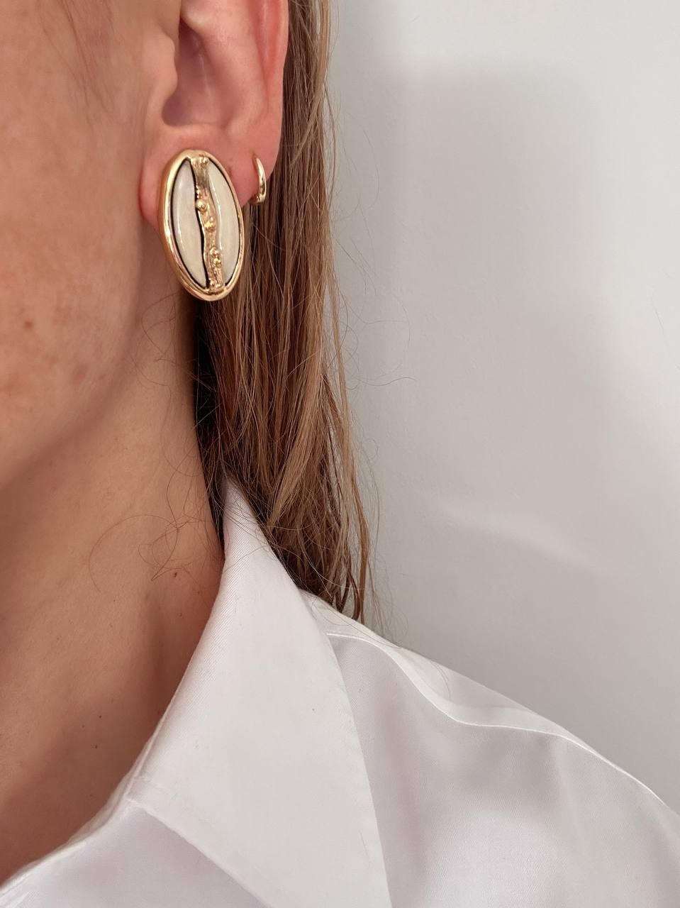 Gold Renk 925 K Gümüş Kaplama Krem Rengi Taşlı Oval Küpe Genişlik 1,5 cm. Uzunluk 3 cm.
