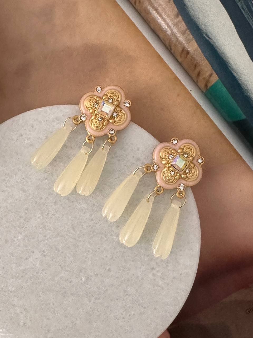 Gold Renk 925 K Gümüş Kaplama Zirkon Taşlı Krem Rengi Taş Sallantılı Otantik Küpe Uzunluk 4 cm.
