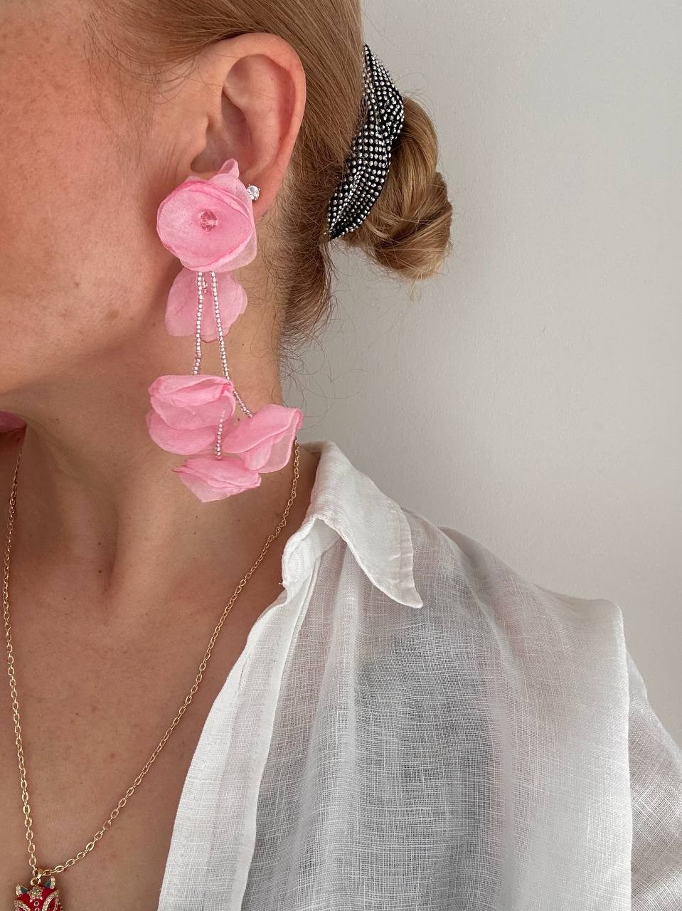 Pembe Kristal Taşlı Pembe Tül Çiçek Figürlü Sallantılı Küpe Uzunluk 10 cm.
