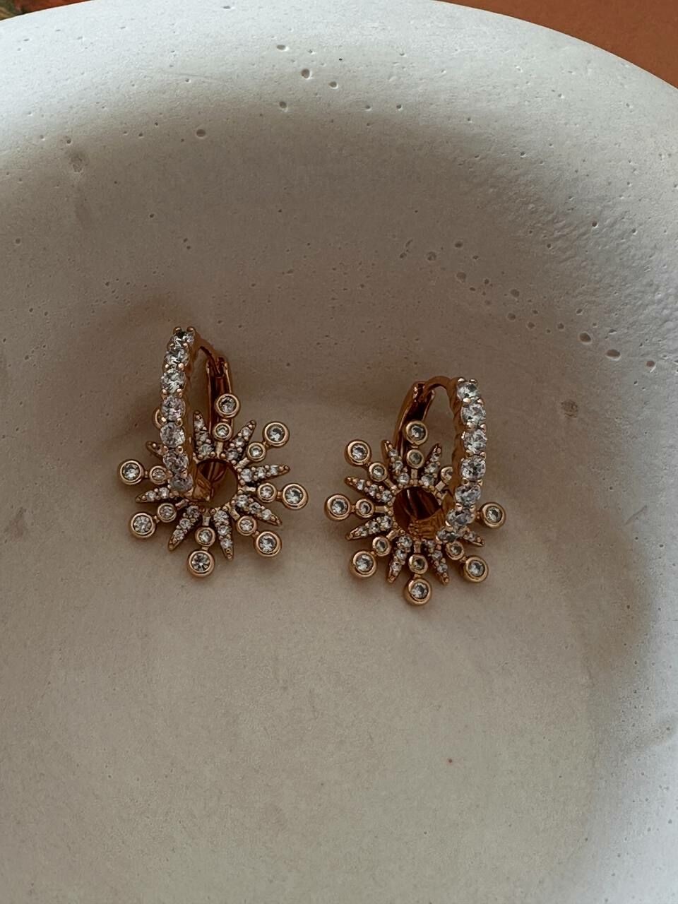 Vip Çelik Gold Renk Zirkon Taş Antialerjik Özel Seri Halka Küpe Genişlik 1,5 cm. Uzunluk 2 cm.