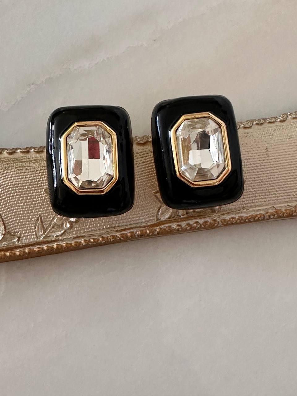 Vip Seri Gold Renk Zirkon Taşlı Siyah Mineli Rodyum Kaplama Dikdörtgen Küpe Genişlik 2 cm. Uzunluk 2,5 cm.