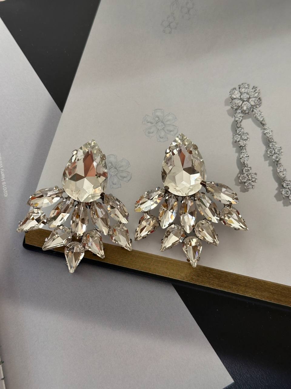 Gümüş Renk Rodyum Kaplama Kristal Taşlı Tasarım Küpe Genişlik 4,5 cm. Uzunluk 5,5 cm.