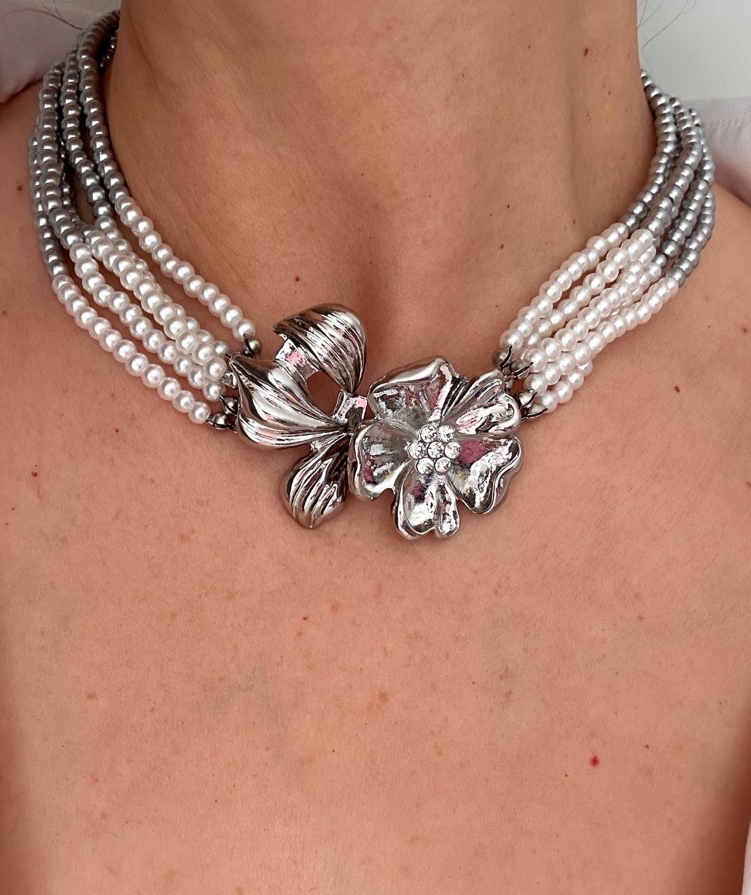 Gümüş Renk Rodyum Kaplama Zirkon Taşlı Beyaz ve Gri İnci Detaylı Çiçek Figürlü 5 Sıralı Choker Kolye Uzunluk 45 cm.