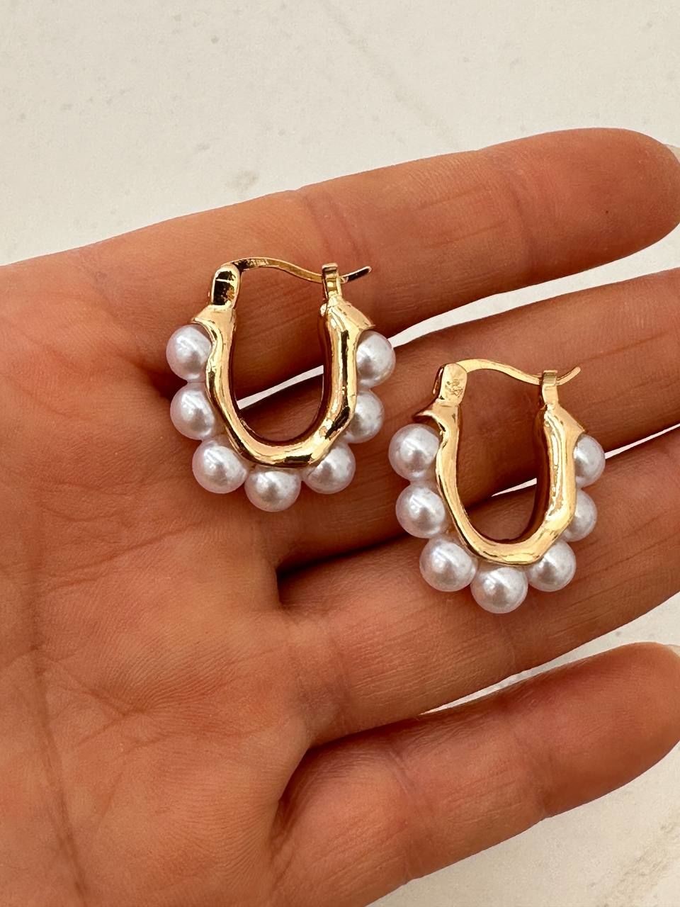 Gold Renk Rodyum Kaplama İnci Detaylı Oval Halka Küpe Genişlik 2 cm. Uzunluk 2,5 cm.