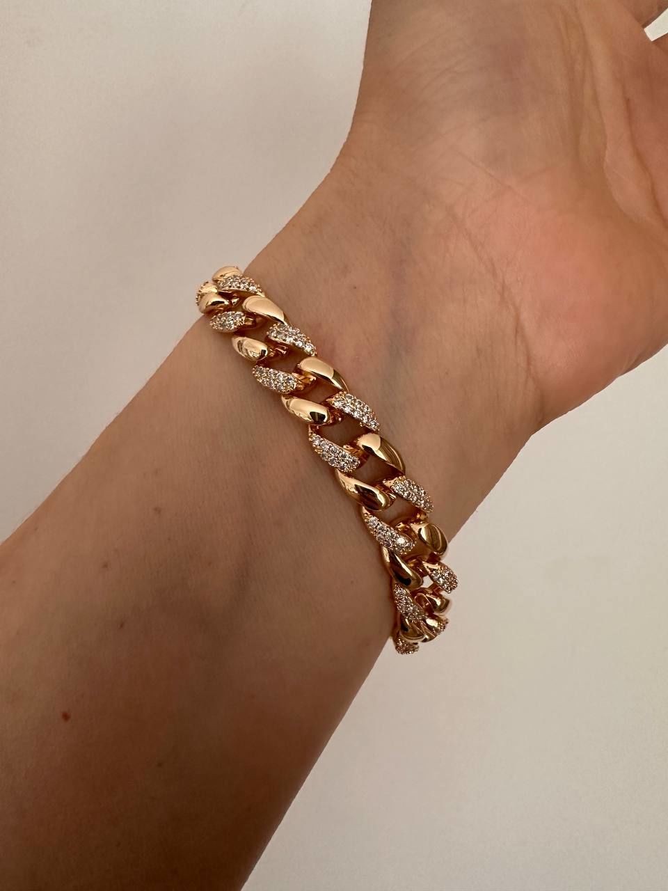 Vip Çelik Gold Renk Zirkon Taş Antialerjik Gurmet Zincir Bileklik Kalınlık 1 cm. Uzunluk 18,5 cm.