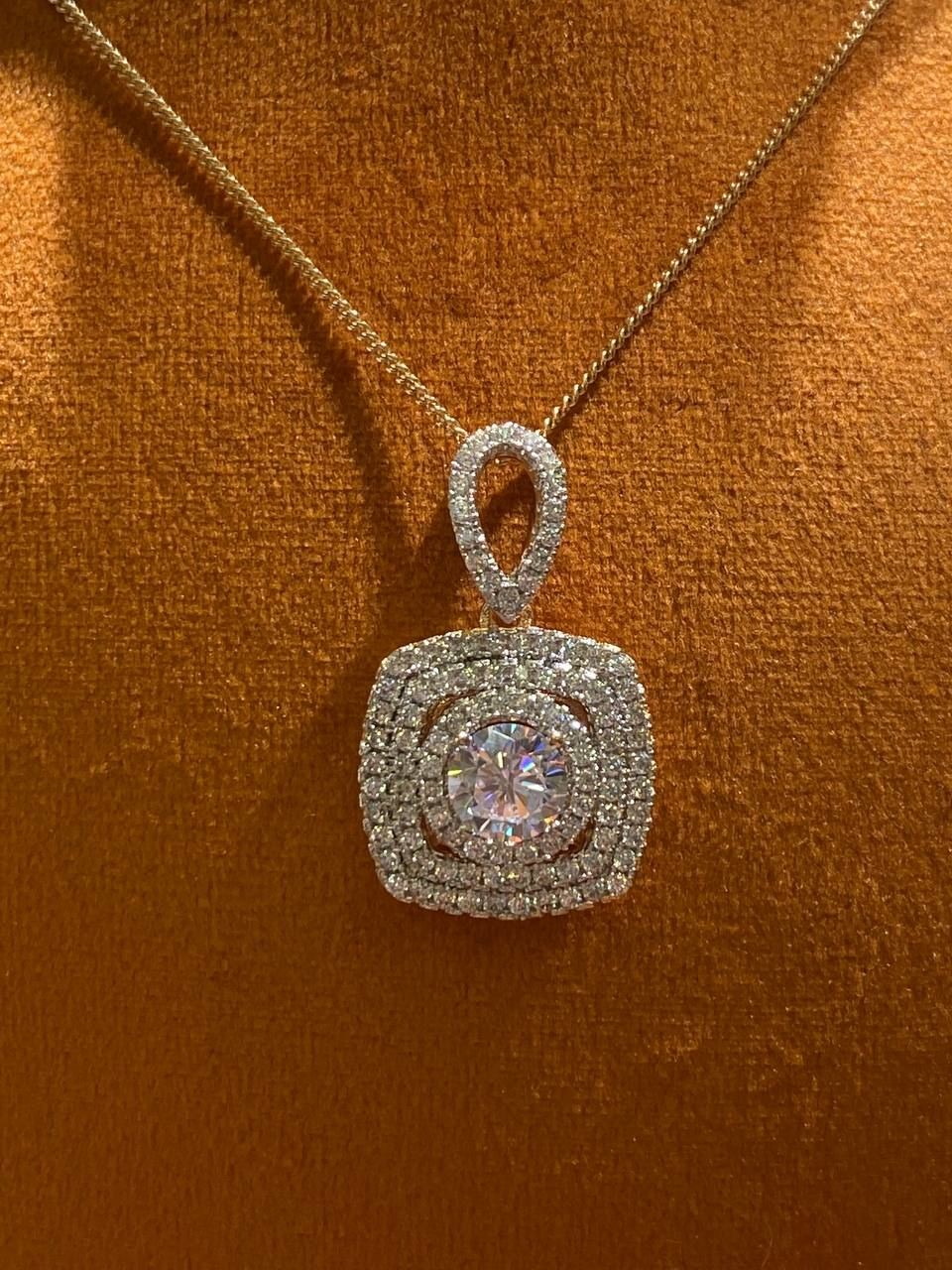Vip Çelik Gold Renk Zirkon Taş Antialerjik Özel Tasarım Kolye Uzunluk 43 cm.