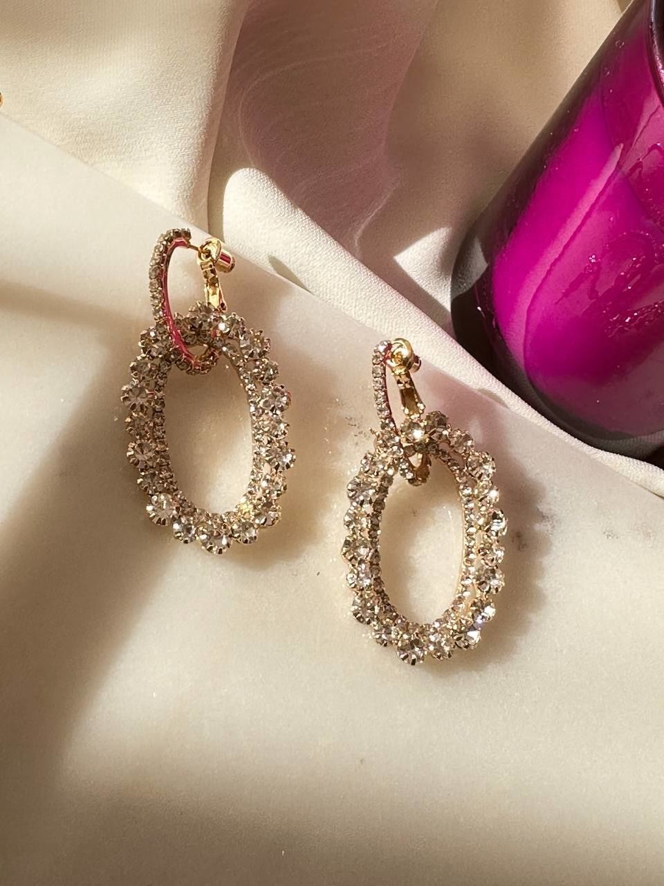 Gold Renk Altın Kaplama Kristal Taşlı Halka Sallantılı Oval Halka Küpe Genişlik 1,5 cm. Uzunluk 5 cm.