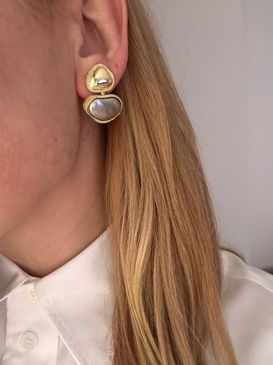 Vip Çelik Gold Renk Gri Taş Sallantılı Lazer Kesim Premium Seri Antialerjik Küpe En Boy 2 cm.