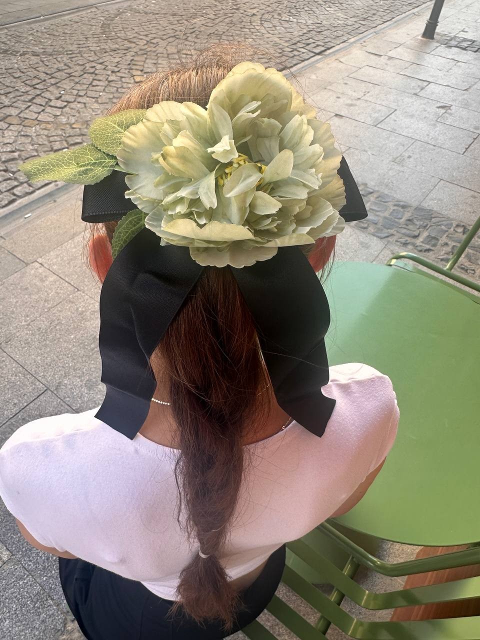 Yeşil Çiçek Figürlü Siyah Kurdele Sallantılı Klips Toka Genişlik 19 cm. Uzunluk 35 cm.