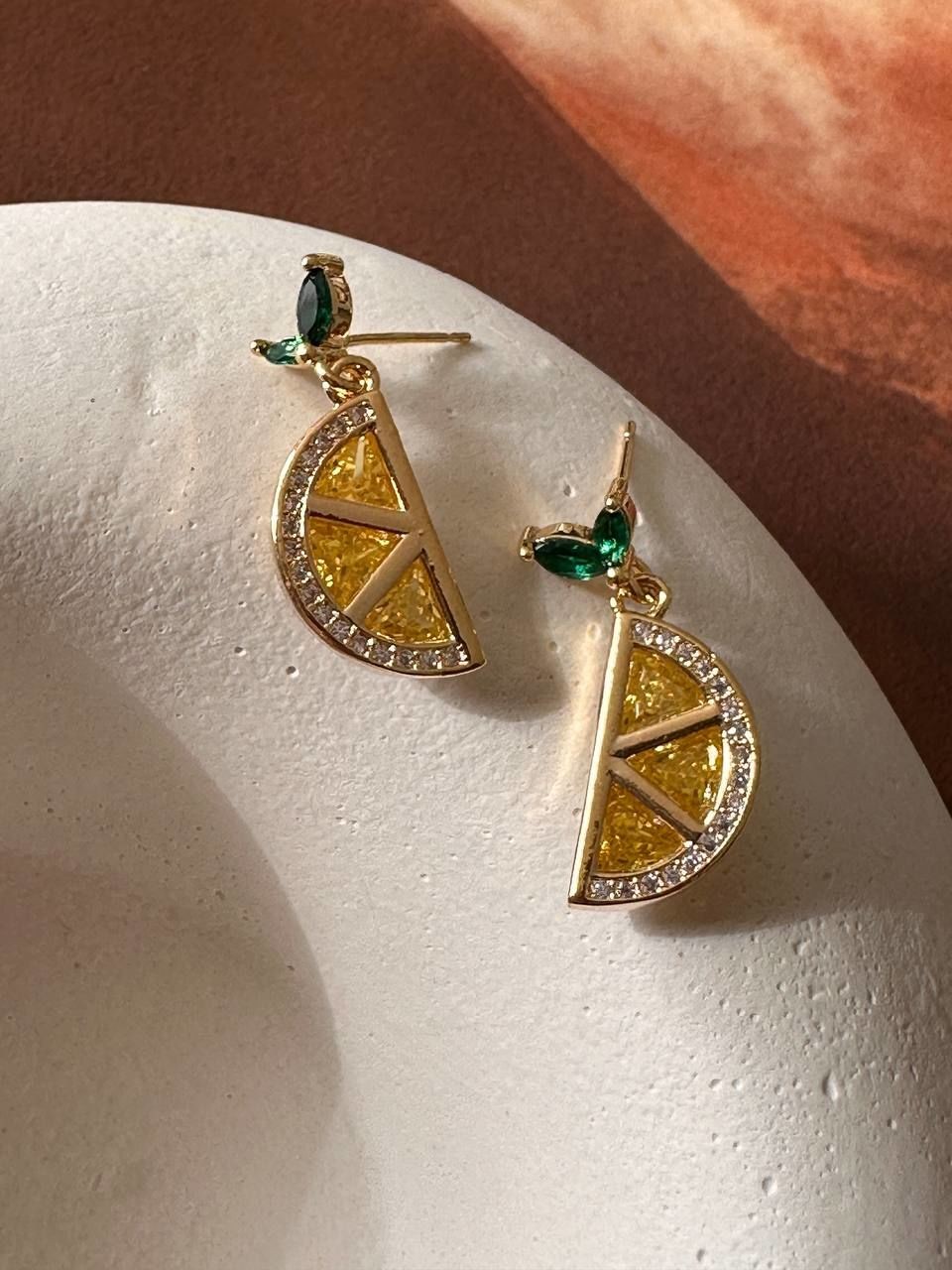 Vip Çelik Gold Renk Zirkon Taş Antialerjik Yarım Limon Detaylı Küpe Uzunluk 2,5 cm.