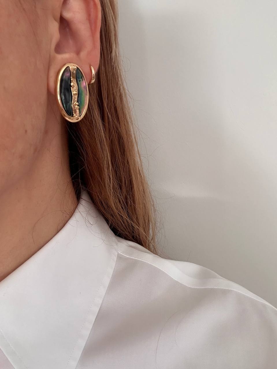 Gold Renk 925 K Gümüş Kaplama Yeşil Pembe Yanar Döner Taşlı Oval Küpe Genişlik 1,5 cm. Uzunluk 3 cm.