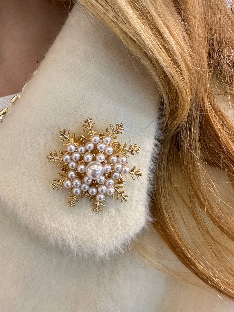 Metal Gold Renk İnci Detaylı Çiçek Figürlü Broş / Yaka İğnesi En Boy 4 cm.