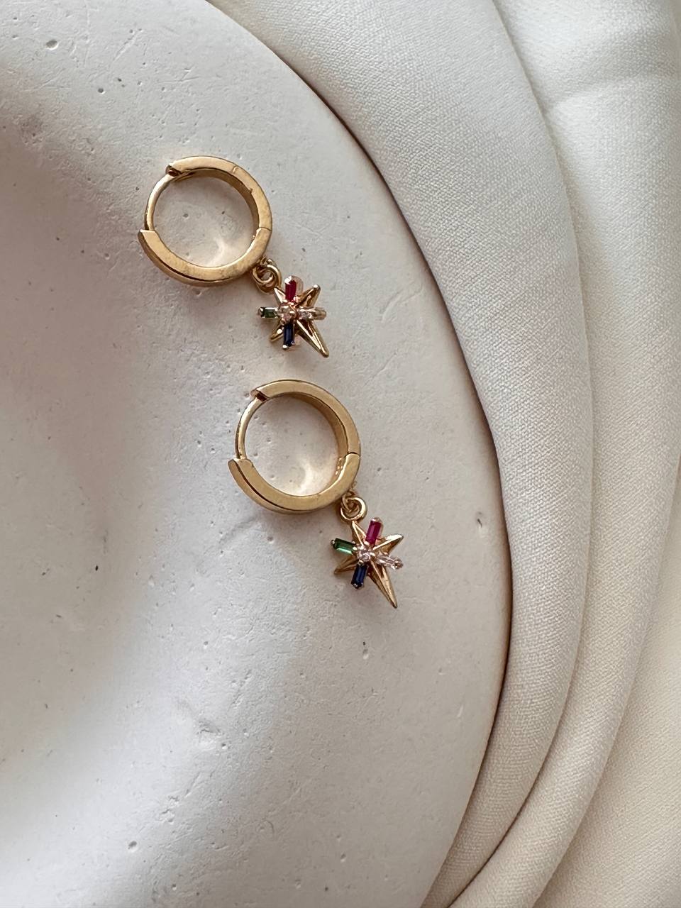 Vip Seri Gold Renk Zirkon Renkli Taşlı Kutup Yıldızı Sallantılı Rodyum Kaplama Halka Küpe Genişlik 1,3 cm. Uzunluk 2 cm.