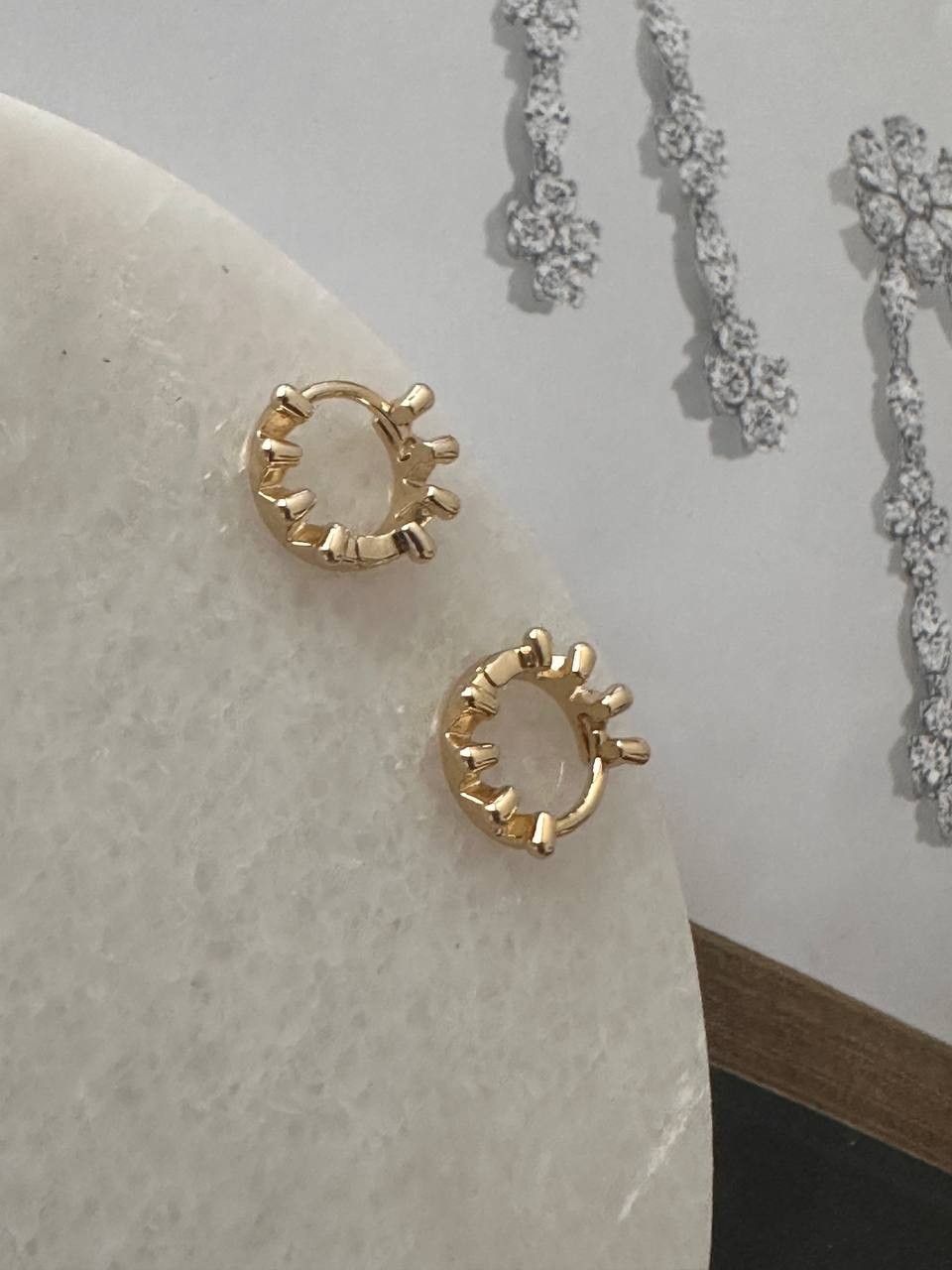 Vip Çelik Gold Renk Lazer Kesim Kral Tacı Figürlü Minimal Halka Küpe Genişlik 9 mm.