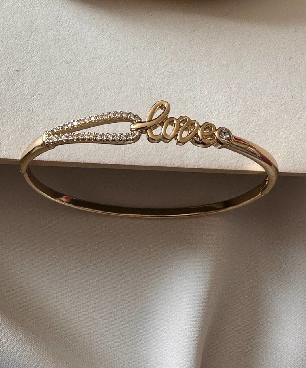 Vip Çelik 14 K Gold Renk Zirkon Taş Antialerjik ( Love ) Kelepçe Bileklik Genişlik 6 cm.