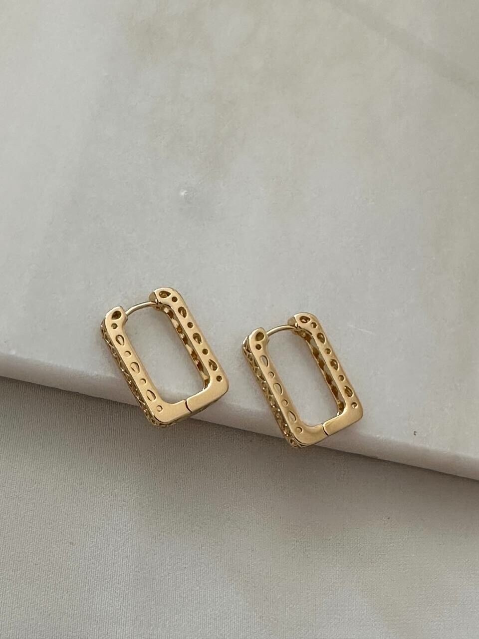 Vip Çelik 18 Ayar Altın Renk Lazer Kesim Dikdörtgen Halka Küpe Genişlik 1,5 cm. Uzunluk 2 cm.