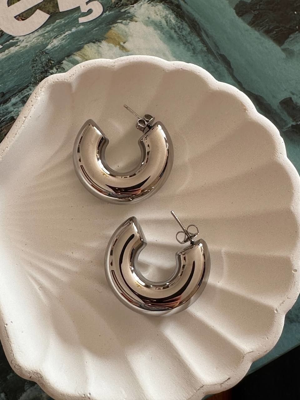 Platin Renk Paslanmaz Çelik Kalın Yarım Halka Küpe Kalınlık 1 cm. Genişlik 2,5 cm.