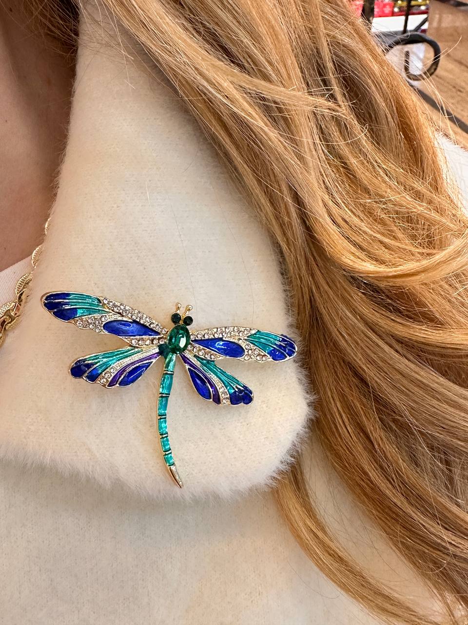 Metal Gold Renk Kristal Taşlı Renkli Mineli Yusufçuk Figürlü Broş / Yaka İğnesi Genişlik 7,5 cm. Boy 6 cm.