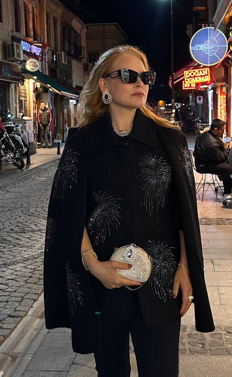 Siyah İthal Yün Kumaş Taşlı Panço Standart Beden