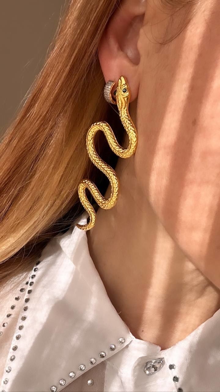 Gold Renk Altın Kaplama Yılan Tasarım Küpe Genişlik 4 cm. Uzunluk 8 cm.
