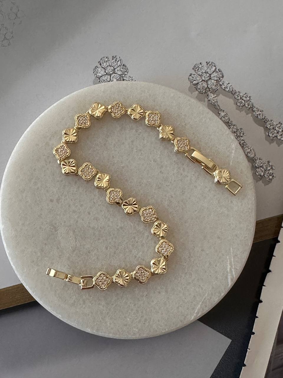Vip Seri Gold Renk Zirkon Taşlı Rodyum Kaplama Küçük Yonca Figürlü Bileklik Uzunluk 16 cm. Ek Klipsle 18 cm.