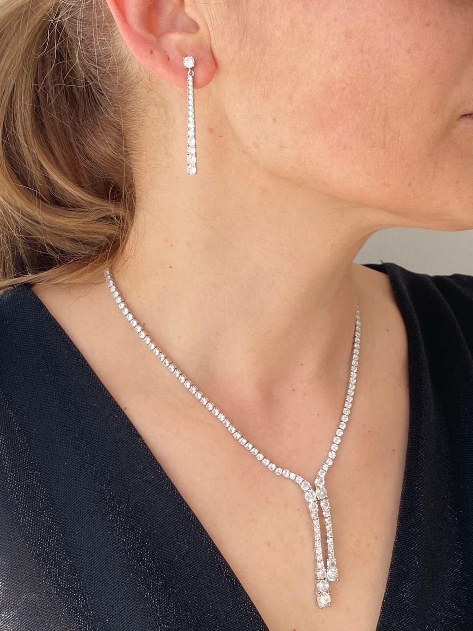 Vip Çelik Platin Renk Zirkon Taş Antialerjik Su Yolu Set Takım Uzunluk 43 cm. Uç Uzunluk 5 cm. Küpe Uzunluk 4 cm.