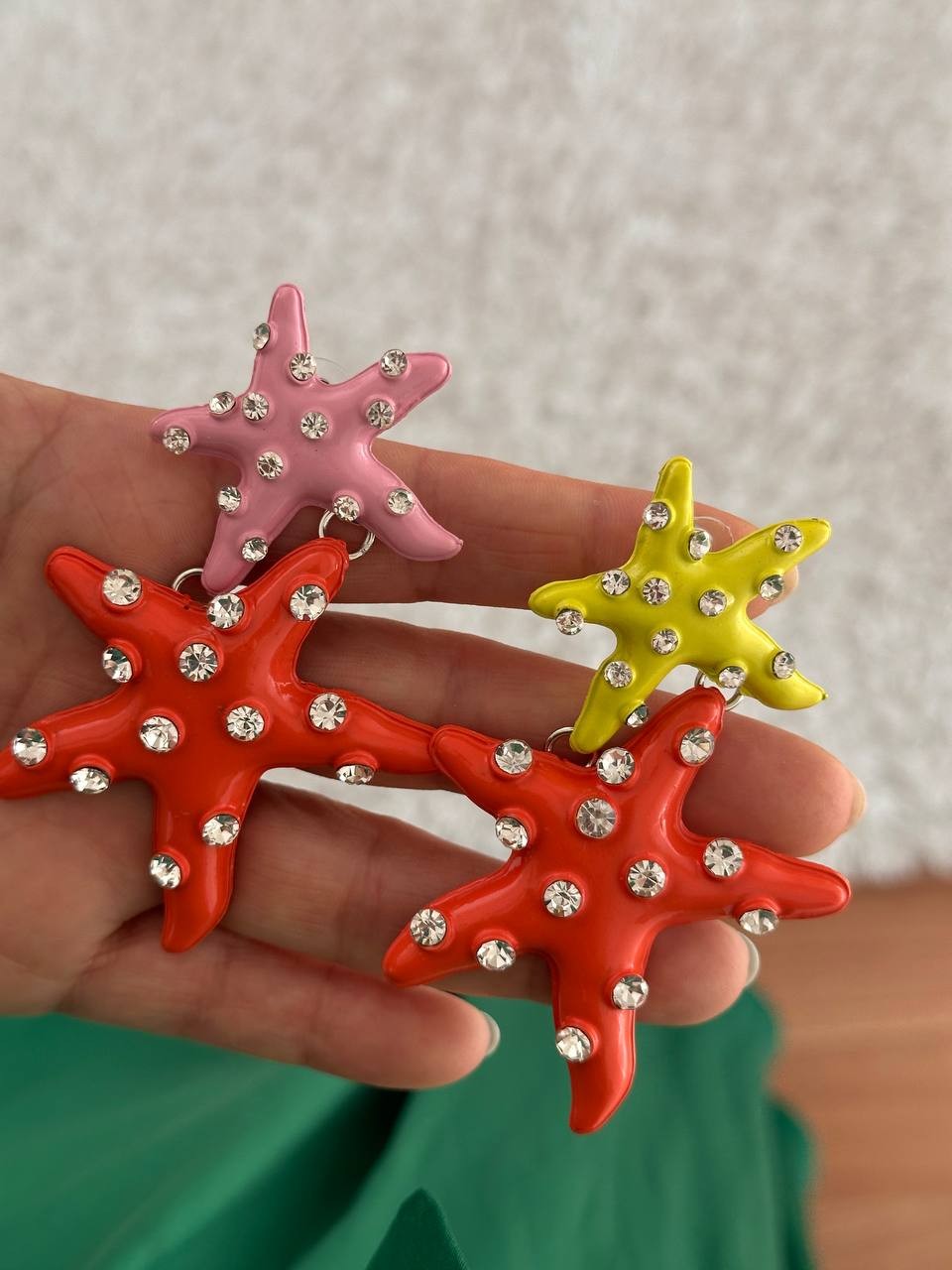 Gümüş Renk Kristal Taşlı Rodyum Kaplama Deniz Yıldızı Tasarım Renkli Küpe Uzunluk 8 cm.