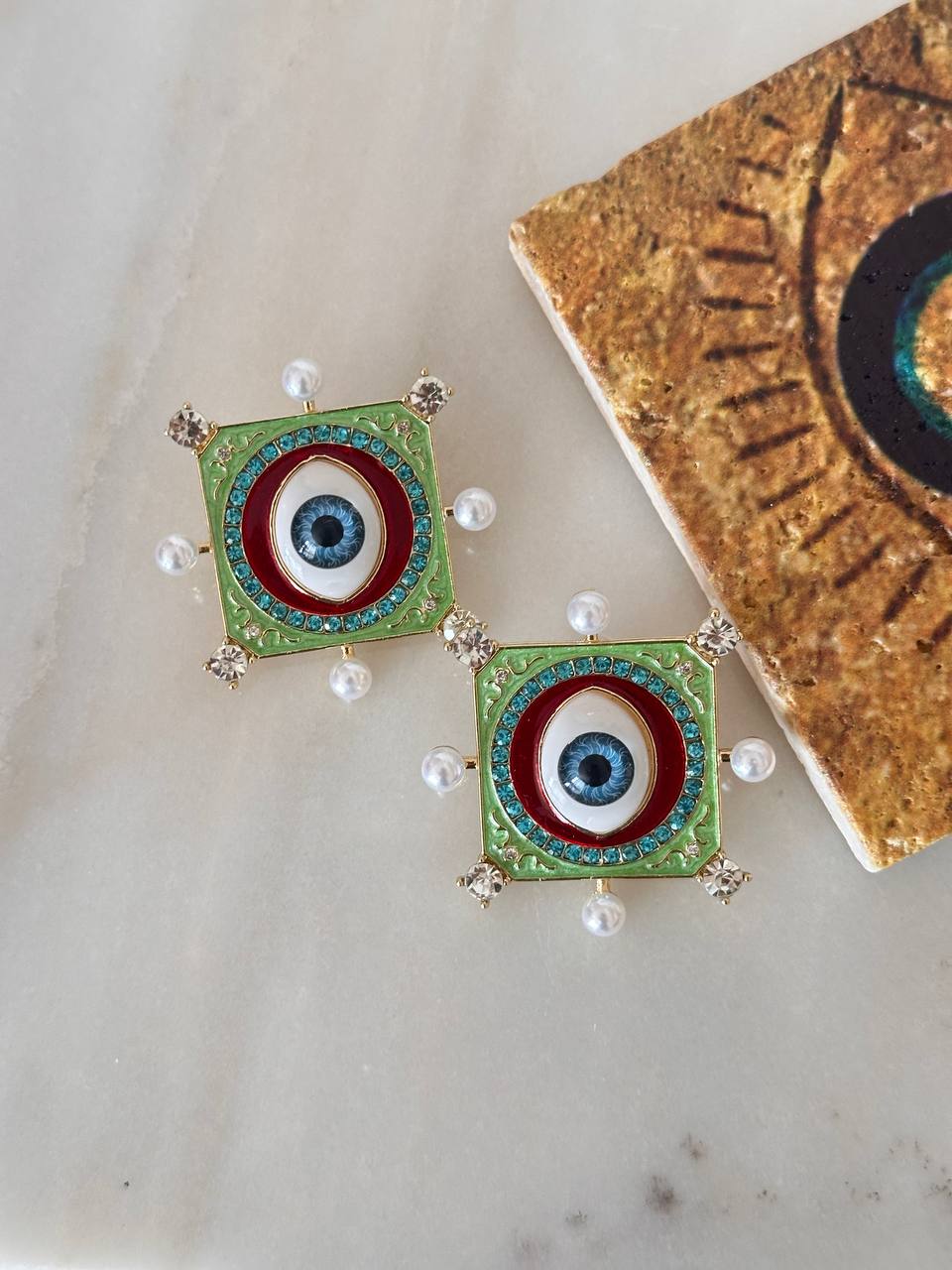 Gold Renk Rodyum Kaplama Renkli Kristal Taşlı ve İnci Detaylı Göz Tasarım Küpe Genişlik 4 cm.