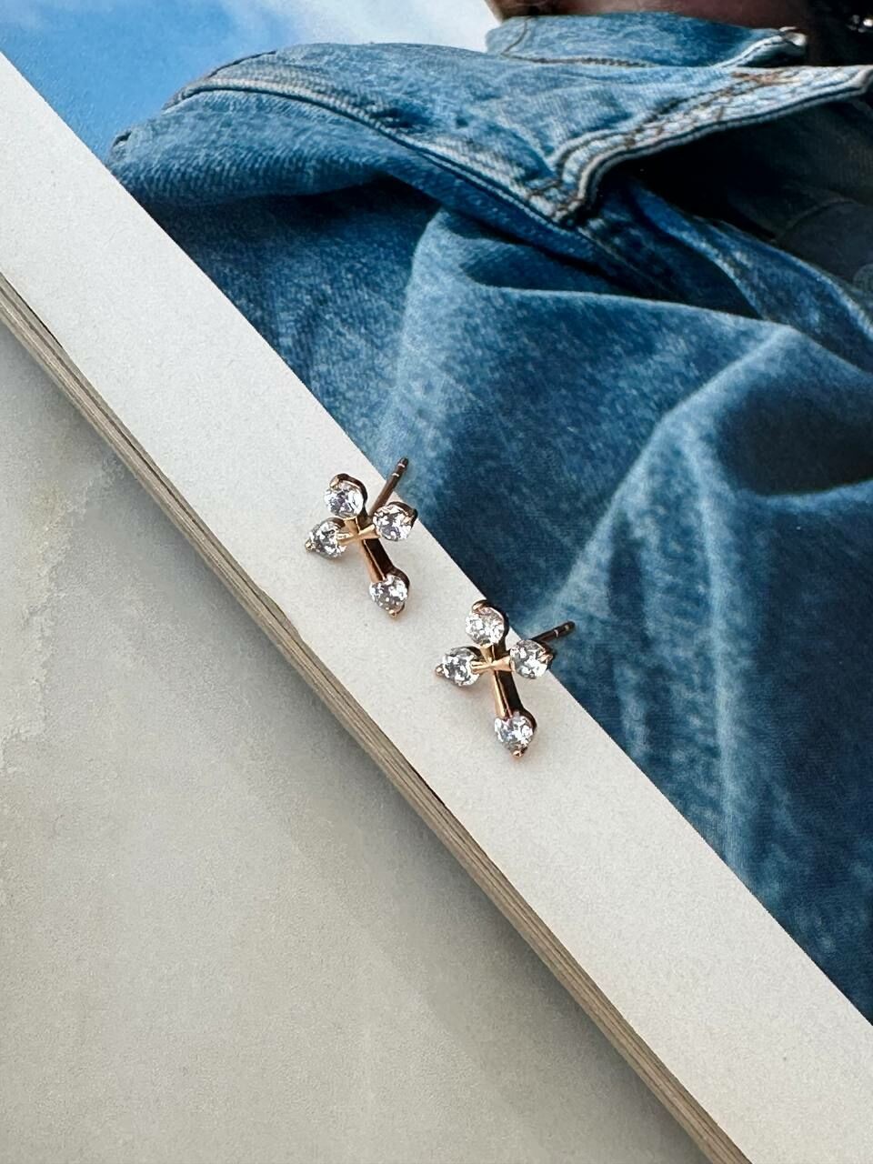 Vip Çelik Gold Renk Zirkon Taş Antialerjik Haç Figürlü Küpe Genişlik 1 cm. Uzunluk 1,3 cm.