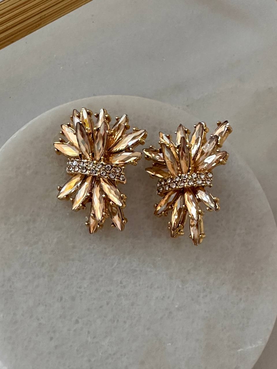 Gold Renk 925 K Gümüş Kaplama Sarı Zirkon Taşlı Tasarım Küpe Genişlik 3 cm. Uzunluk 4 cm.