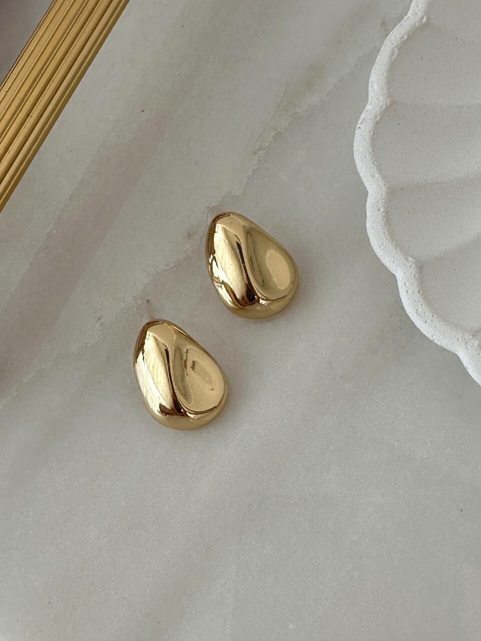 Gold Renk Rodyum Kaplama Lazer Kesim Damla Küpe Genişlik 1,5 cm. Boy 2 cm.