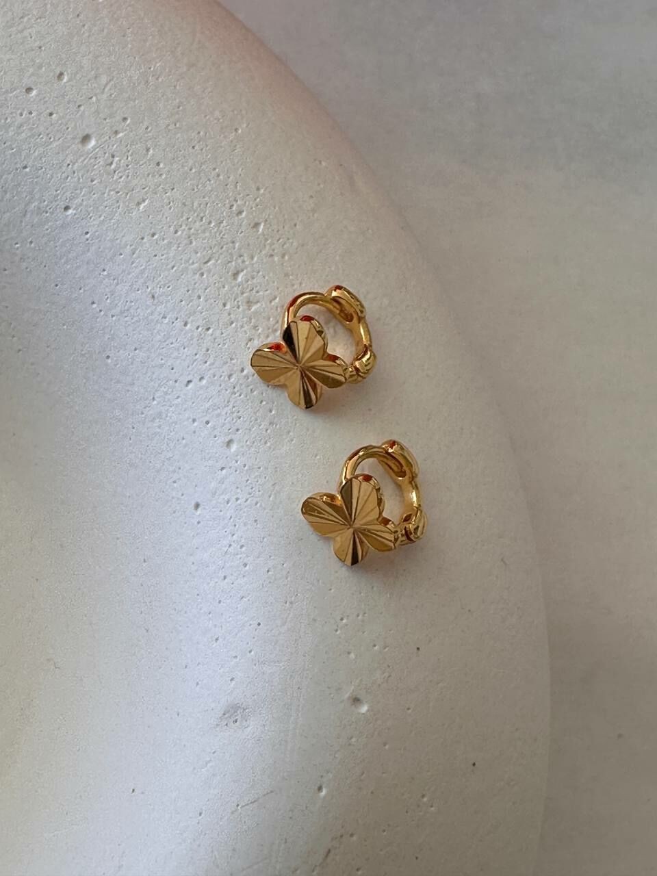 Vip Çelik Gold Renk Yonca Figürlü Antialerjik Minimal Kıkırdak Küpe Genişlik 8 mm.