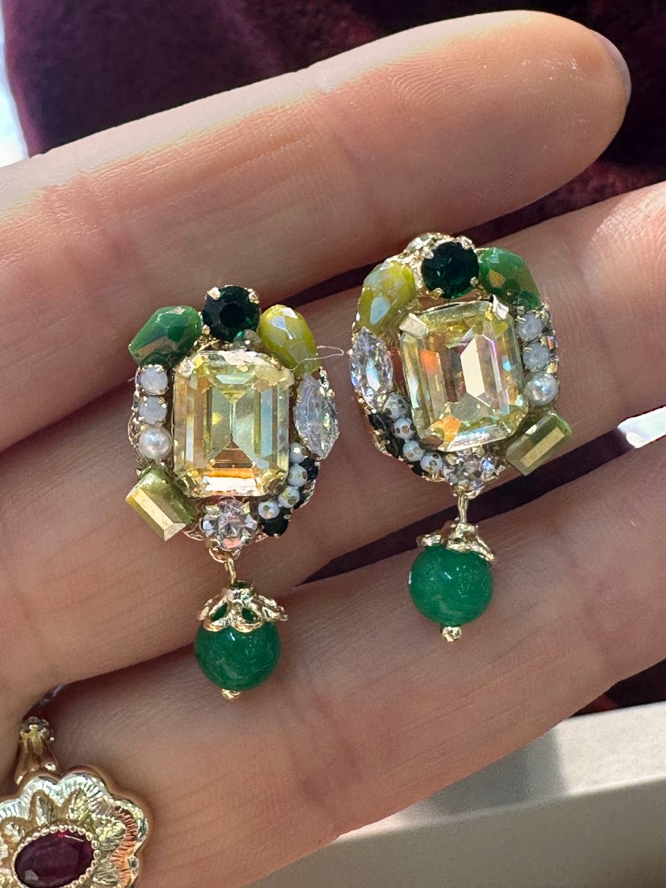 Vip Seri Gold Renk Kristal Renkli Taşlı Küpe Genişlik 1,5 cm. Uzunluk 3 cm.
