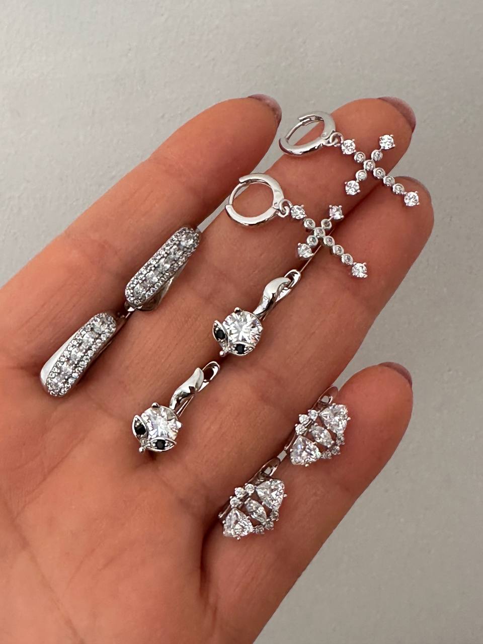 Vip Çelik Gümüş Renk Zirkon Taşlı Haç Sallantılı Halka Küpe Genişlik 1 cm. Uzunluk 3 cm.